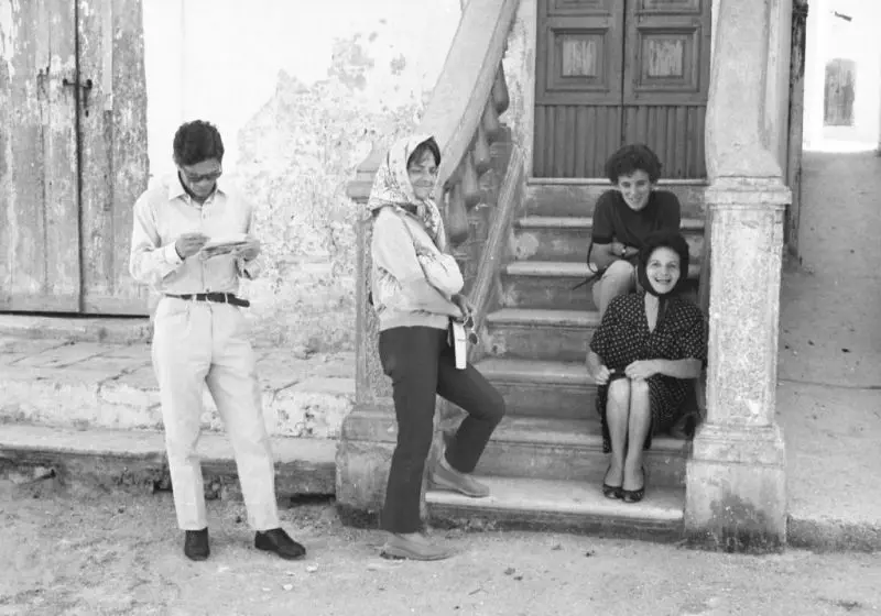 Pier Paolo Pasolini insieme a Elsa Morante, Susanna Paolini e Graziella Chiarcossi Fotografia di Angelo Novi / Cineteca di Bologna