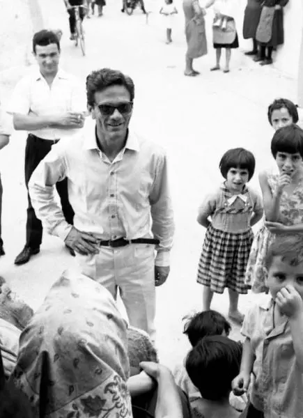 Pasolini a Matera durante le riprese del film (Fotografia di Angelo Novi / Cineteca di Bologna) NoteVerticali.it_Pasolini a Matera_2