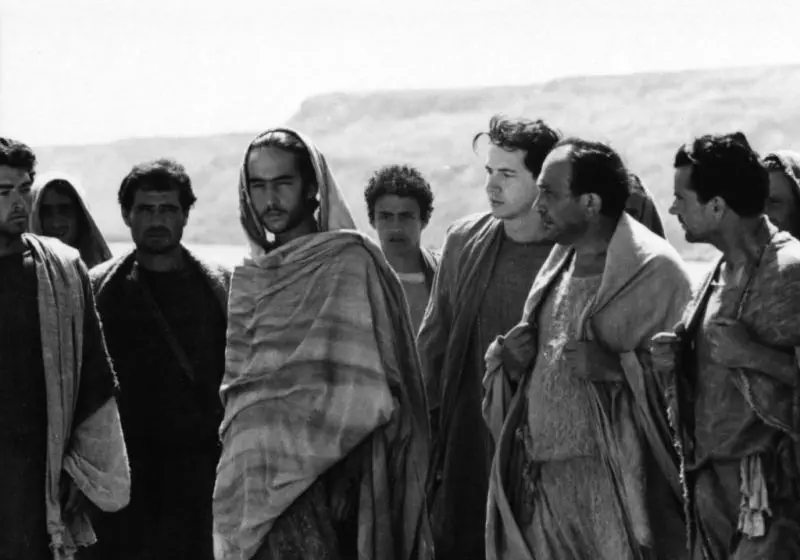 Il Miracolo della moltiplicazione dei pani e dei pesci, scena girata a Le Castella (KR). (Fotografia di Angelo Novi / Cineteca di Bologna) NoteVerticali.it_Pasolini_Vangelo secondo Matteo_
