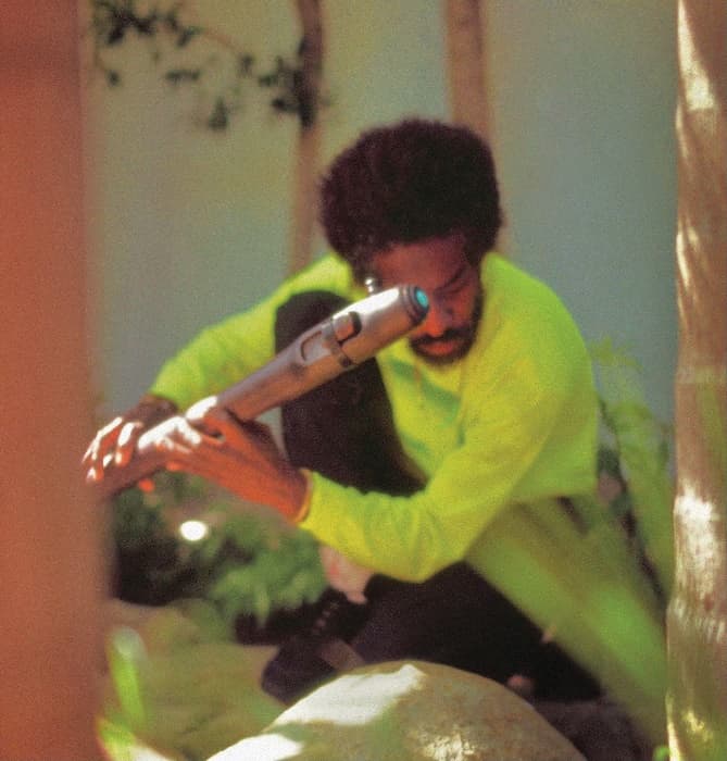 Immagine che contiene musica, persona, vestiti, interno Descrizione generata automaticamente